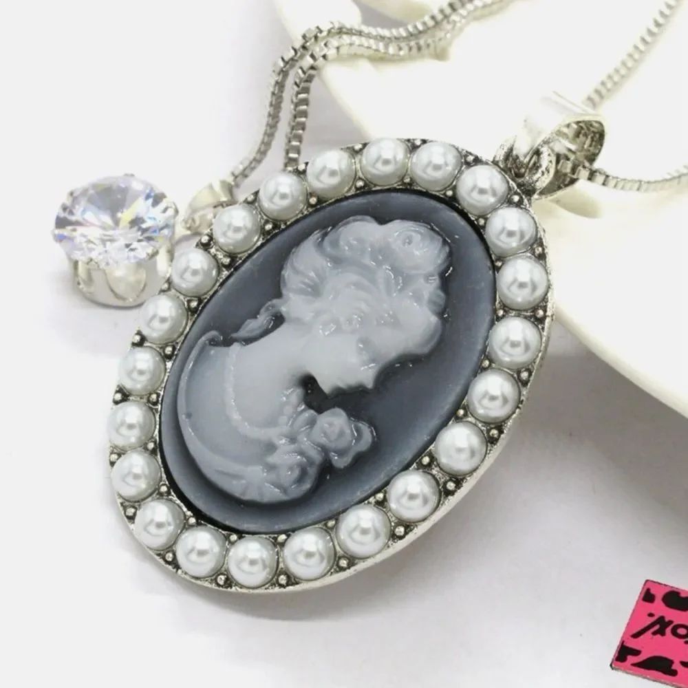 💙 Betsey Johnson Elegant Silver, Blue and White Cameo Pendant Necklace 💙